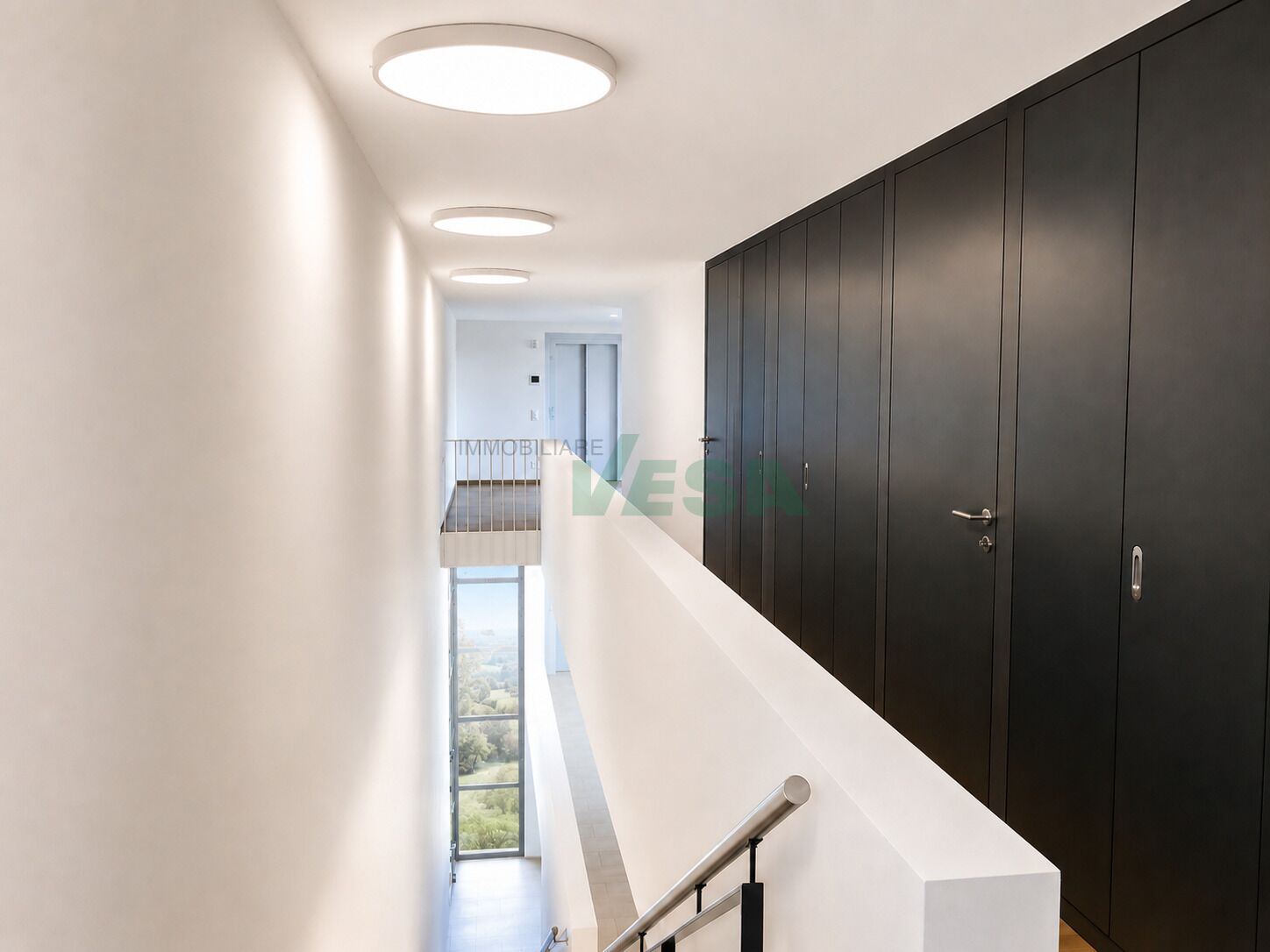 Modernes Treppenhaus mit Einbauschränken