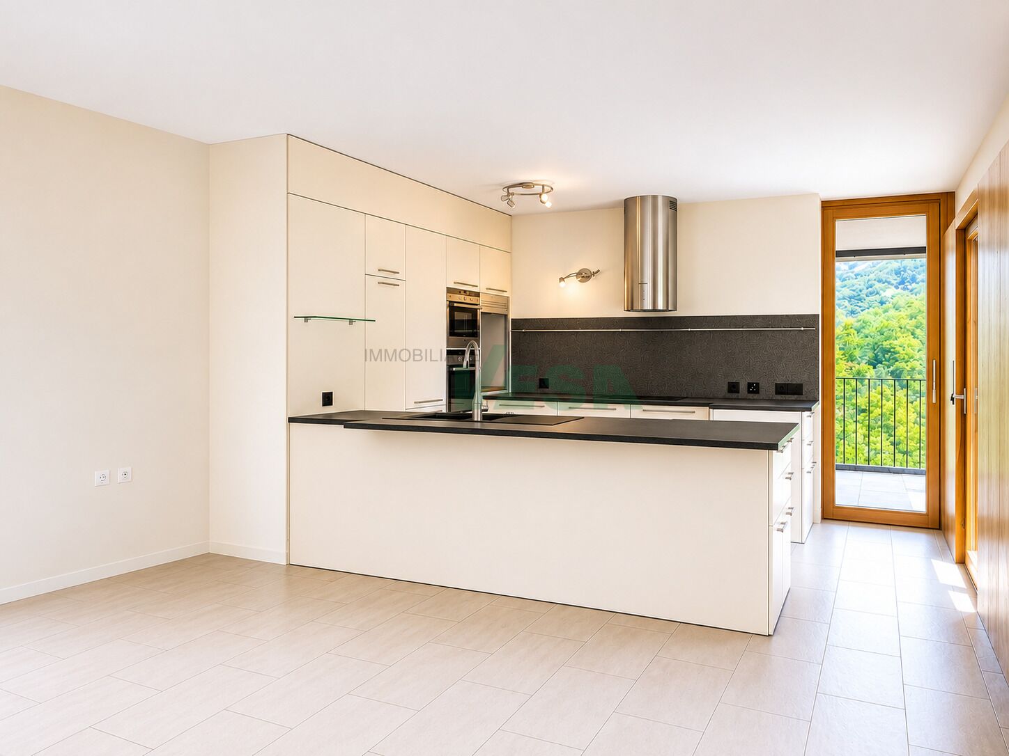 Helle, moderne Küche mit Balkonblick