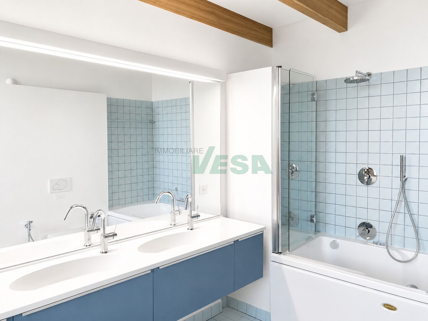 Modernes Badezimmer mit Badewanne und Doppelwaschtisch
