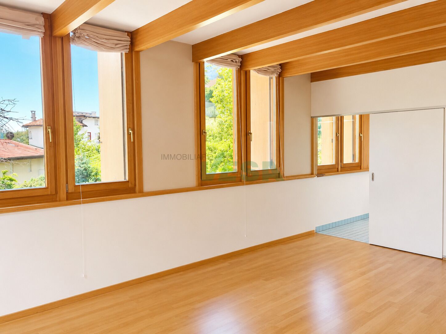 Helles Zimmer mit Holzfenstern und Parkett