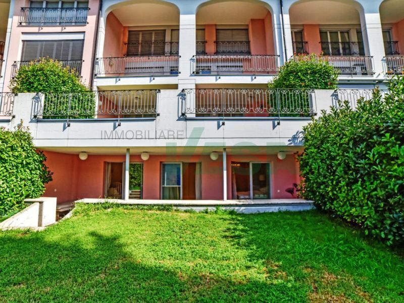 Mehrfamilienhaus mit Balkonen und Garten