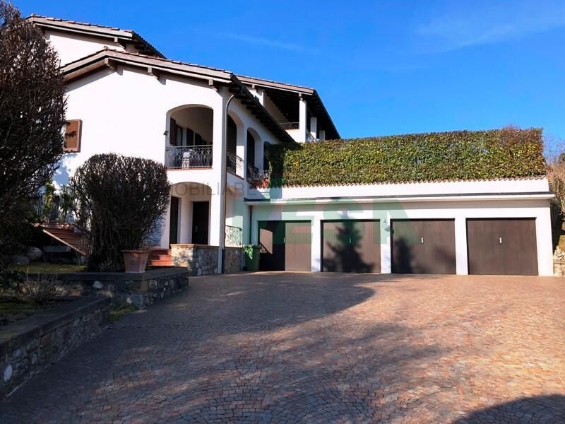 Außenansicht eines Einfamilienhauses mit Garage und Zufahrt