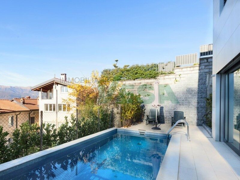 Außenbereich mit Poolterrasse