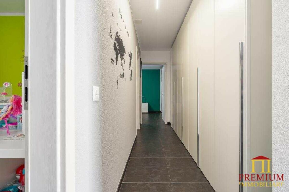 Langer Flur mit Einbauschränken
