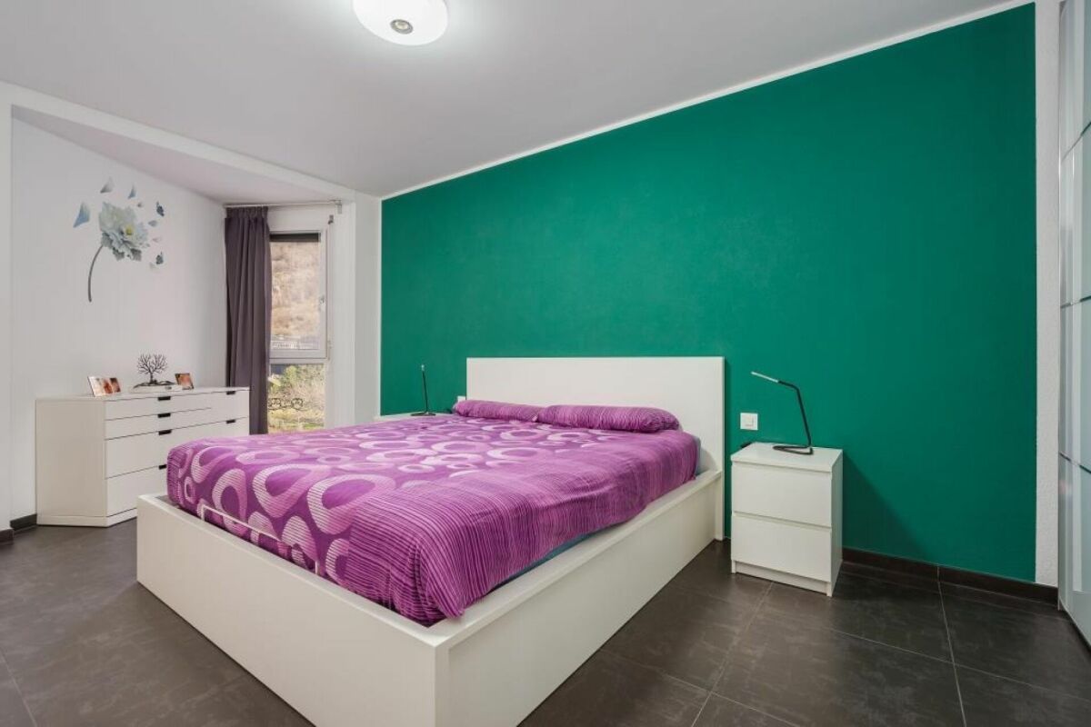 Modernes Schlafzimmer mit kräftiger Akzentwand