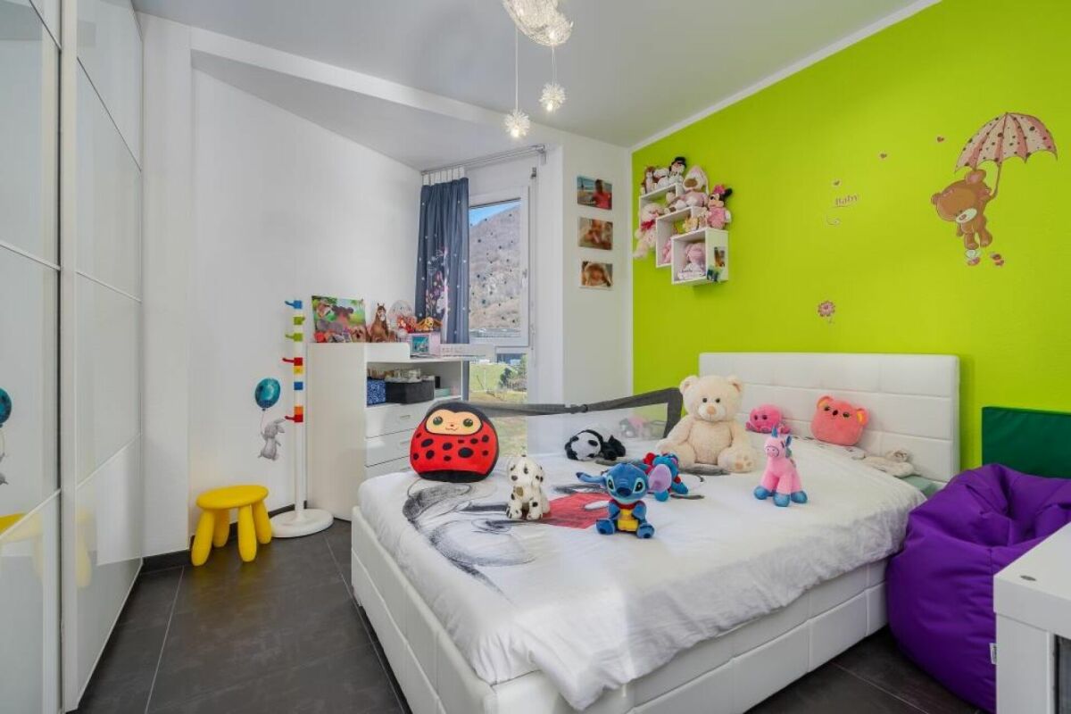 Kinderzimmer mit Bett und bunten Akzenten