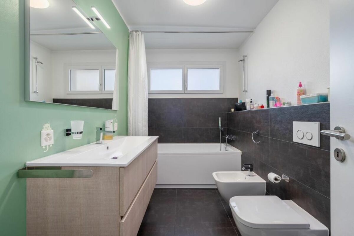 Modernes Badezimmer mit Badewanne und Doppelwaschtisch