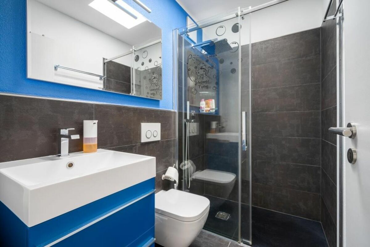 Modernes Badezimmer mit Dusche und WC