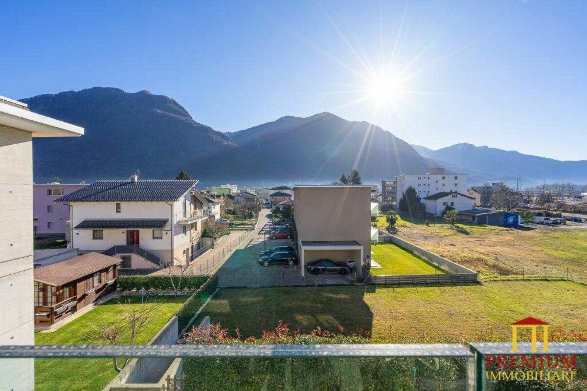 Blick vom Balkon auf Wohngebiet und Berge