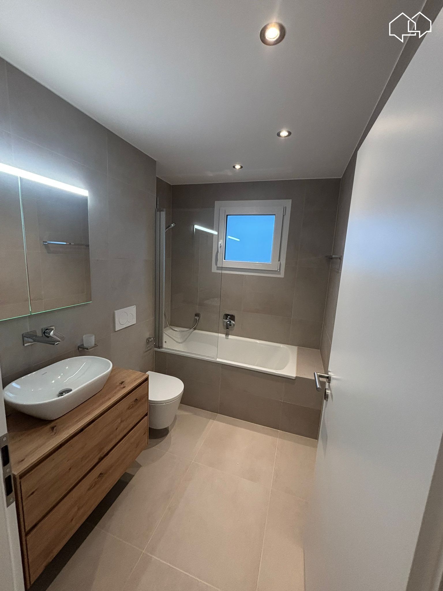 Modernes Badezimmer mit Badewanne und Waschtisch