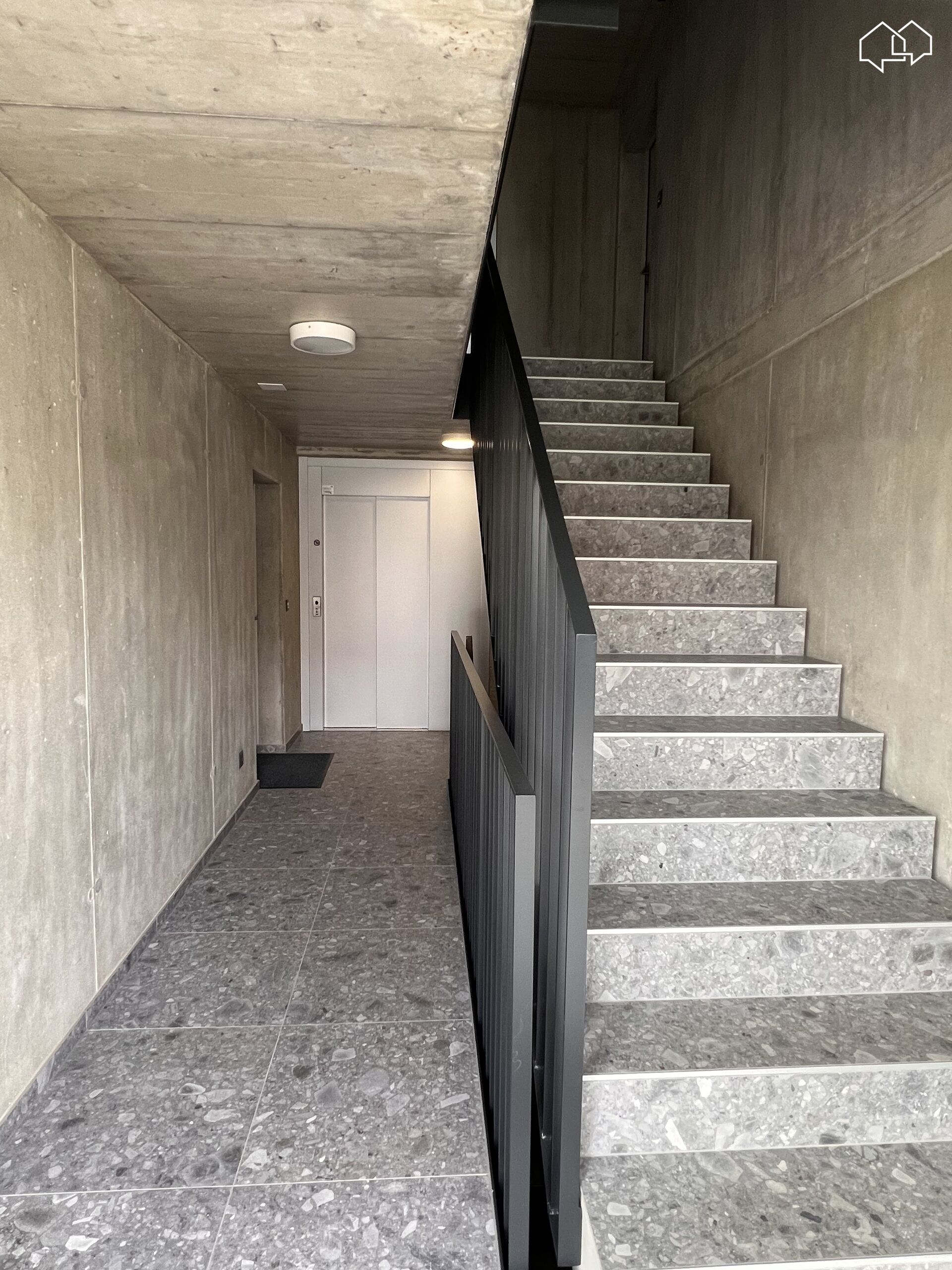 Treppenhaus mit Sichtbeton und Terrazzo