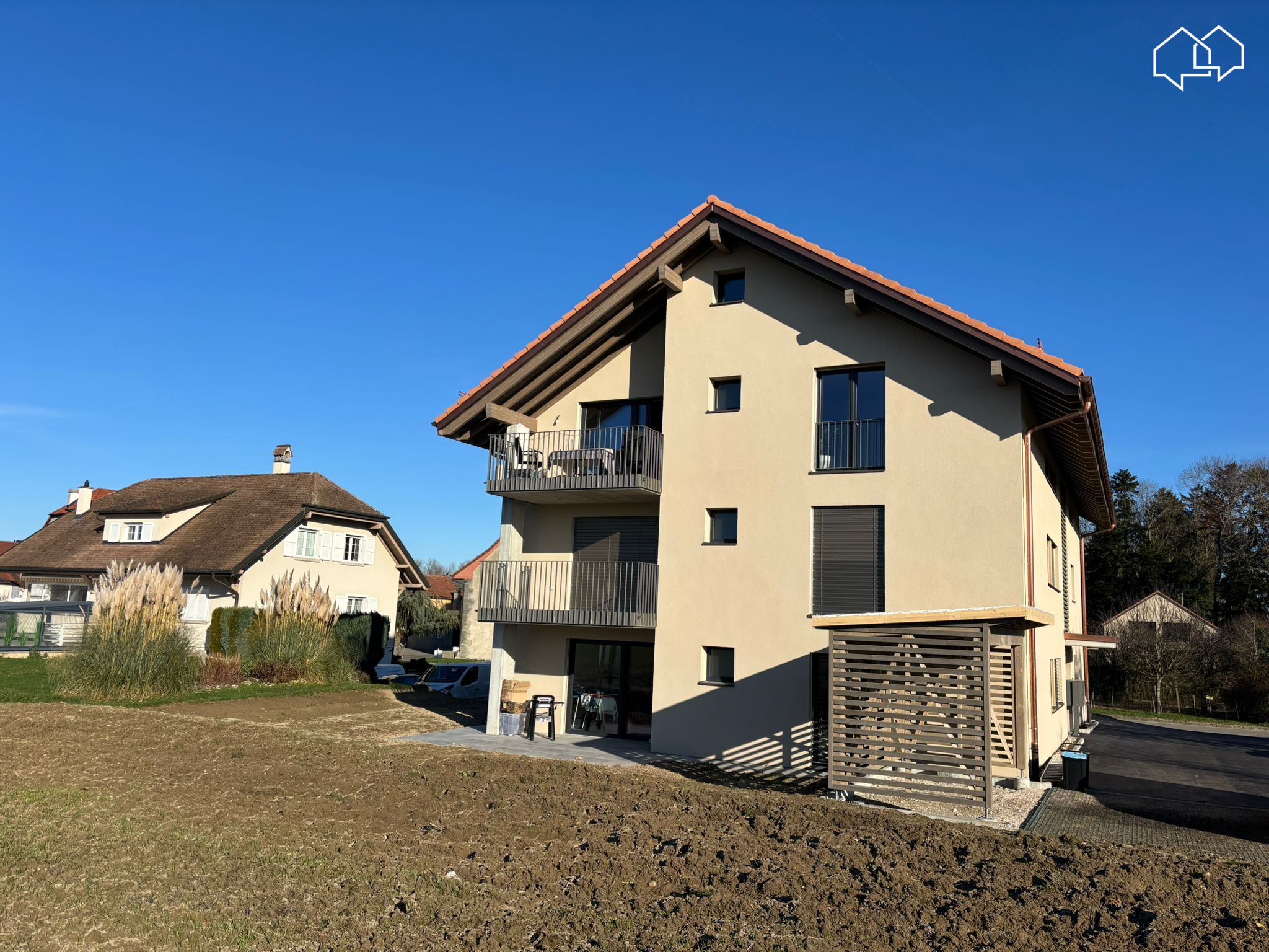 Einfamilienhaus mit Satteldach und Balkonen