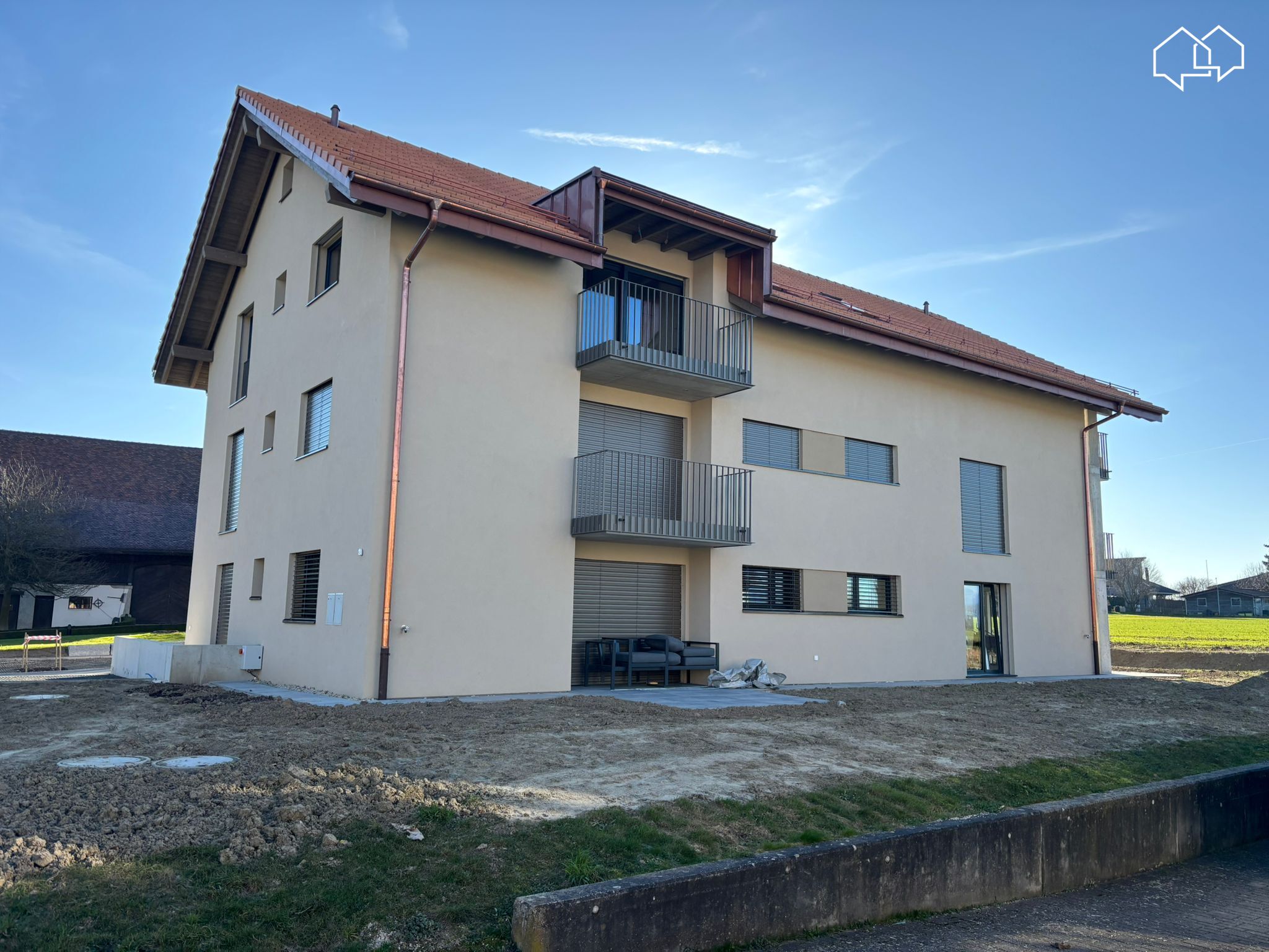 Mehrfamilienhaus mit Balkon und Satteldach
