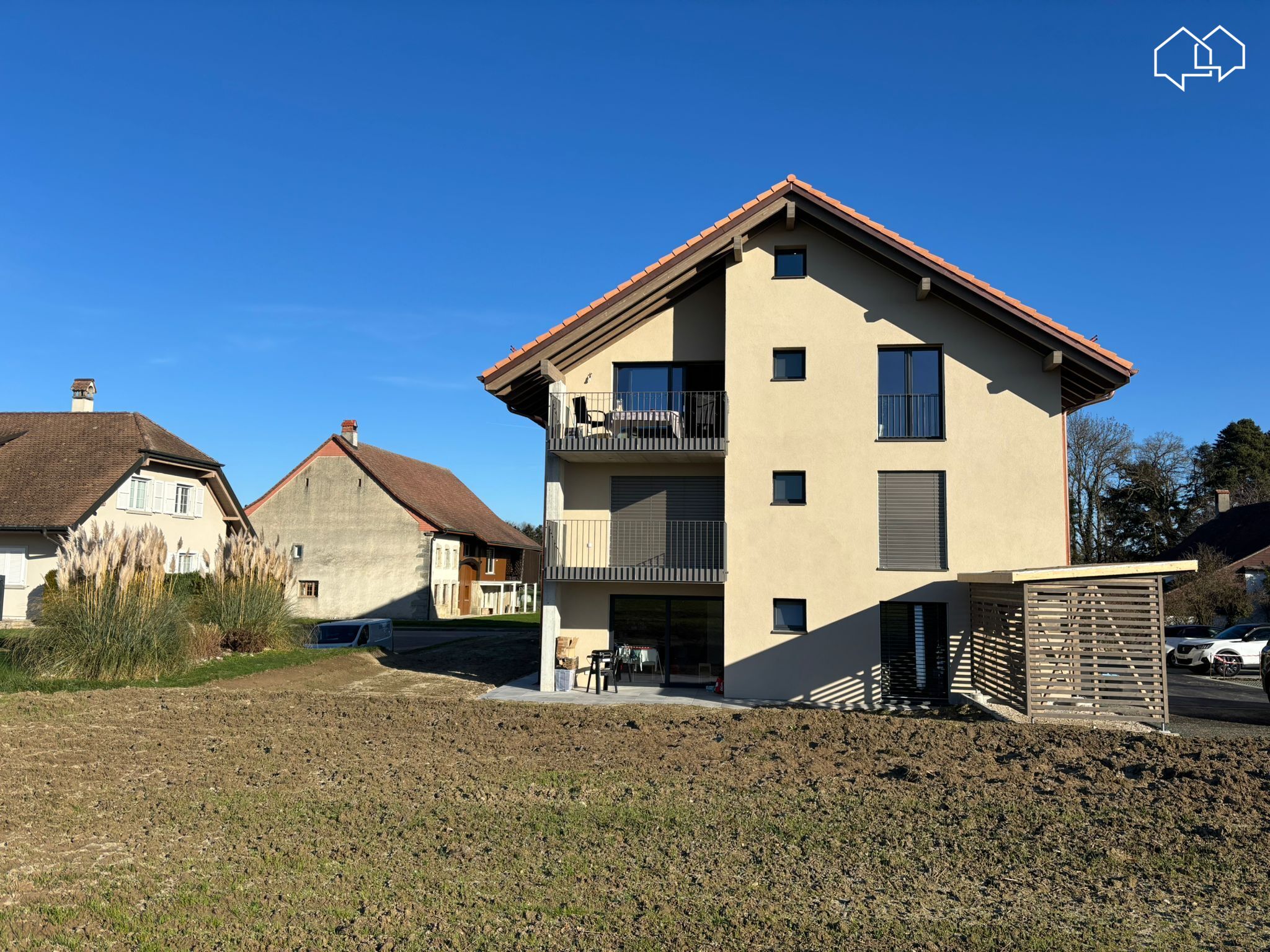 Einfamilienhaus mit Balkon und Gartenansicht