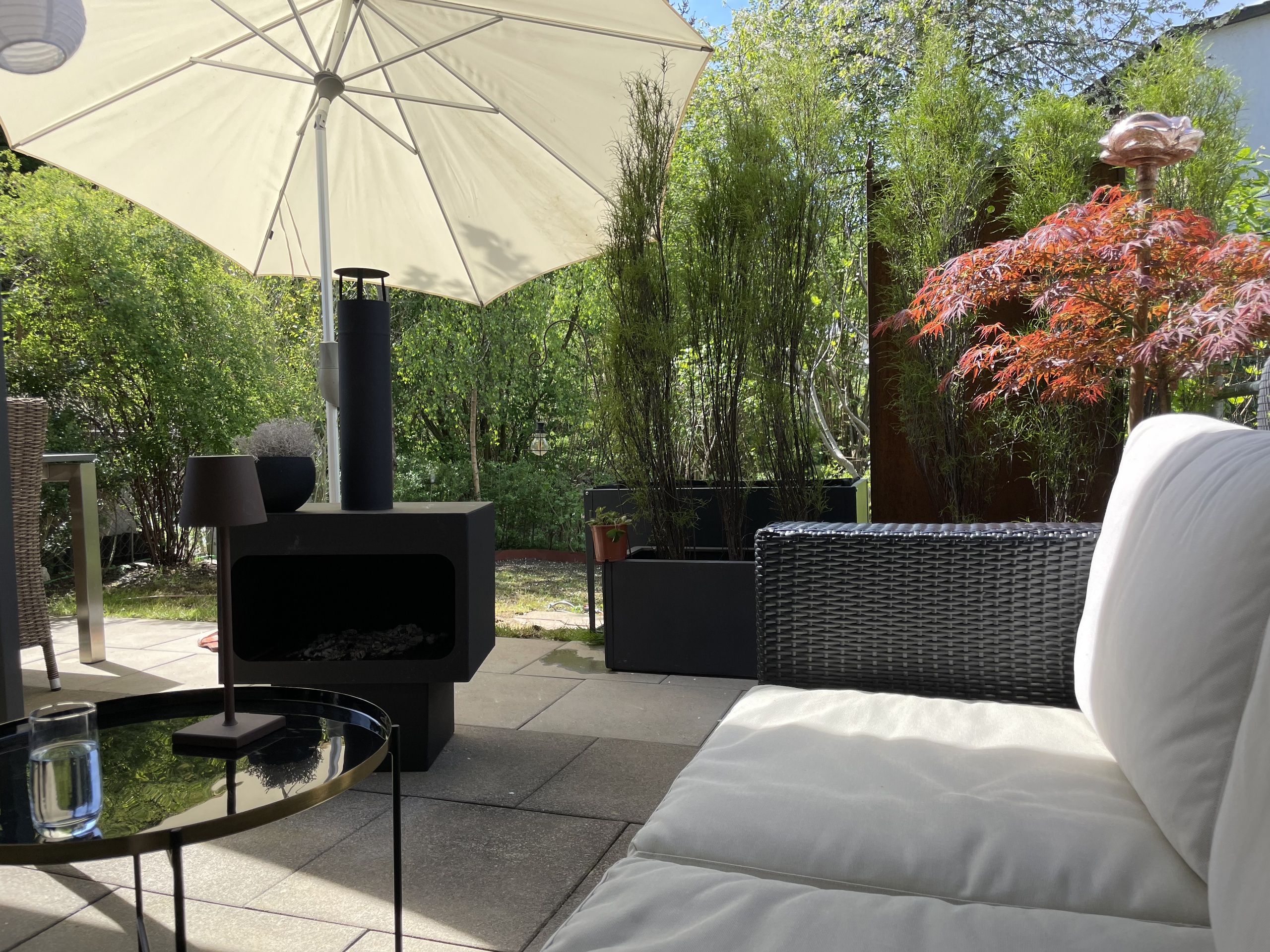 Gemütliche Garten-Terrasse mit Lounge und Feuerstelle
