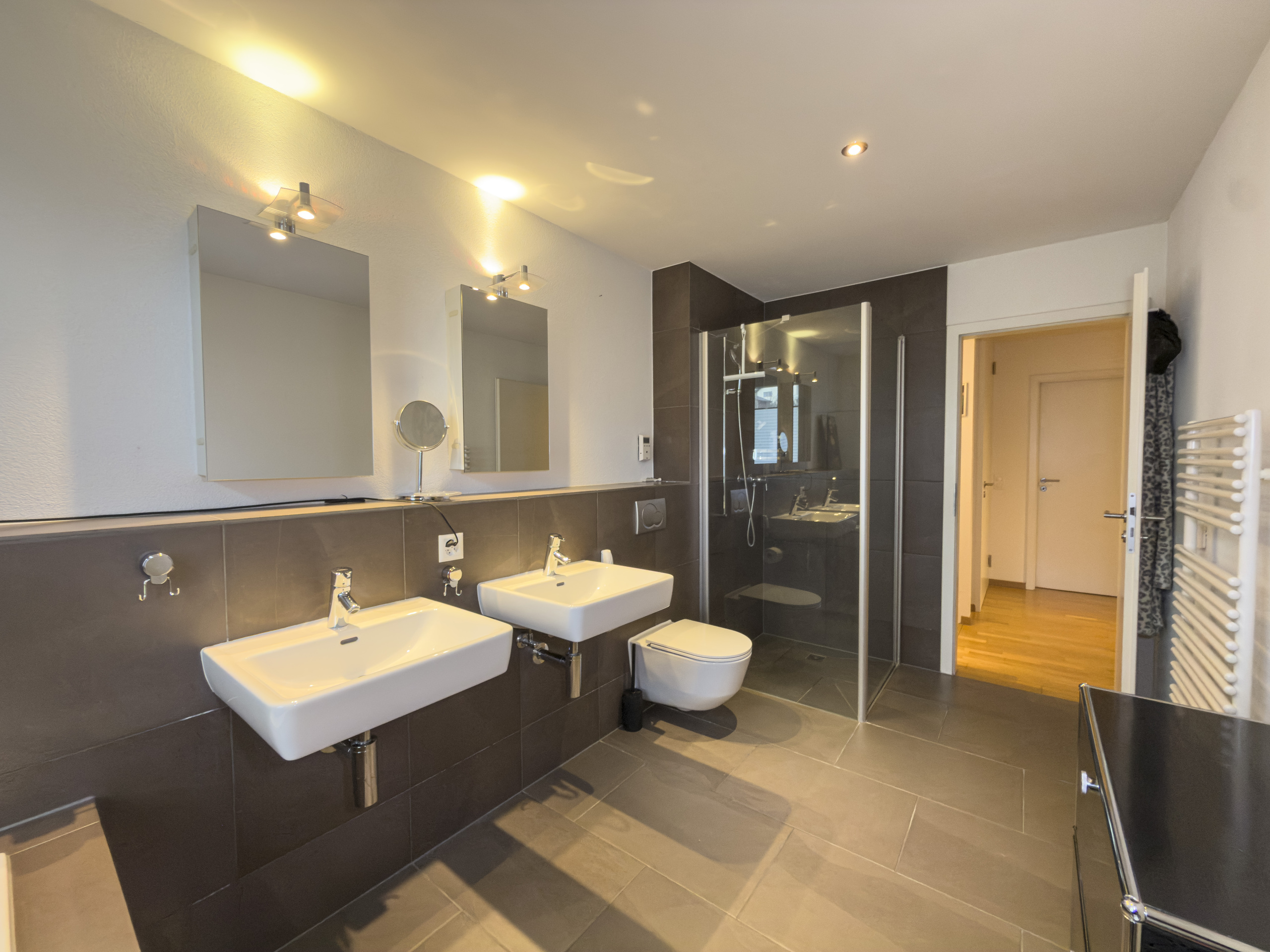 Modernes Badezimmer mit Doppelwaschtisch und Dusche