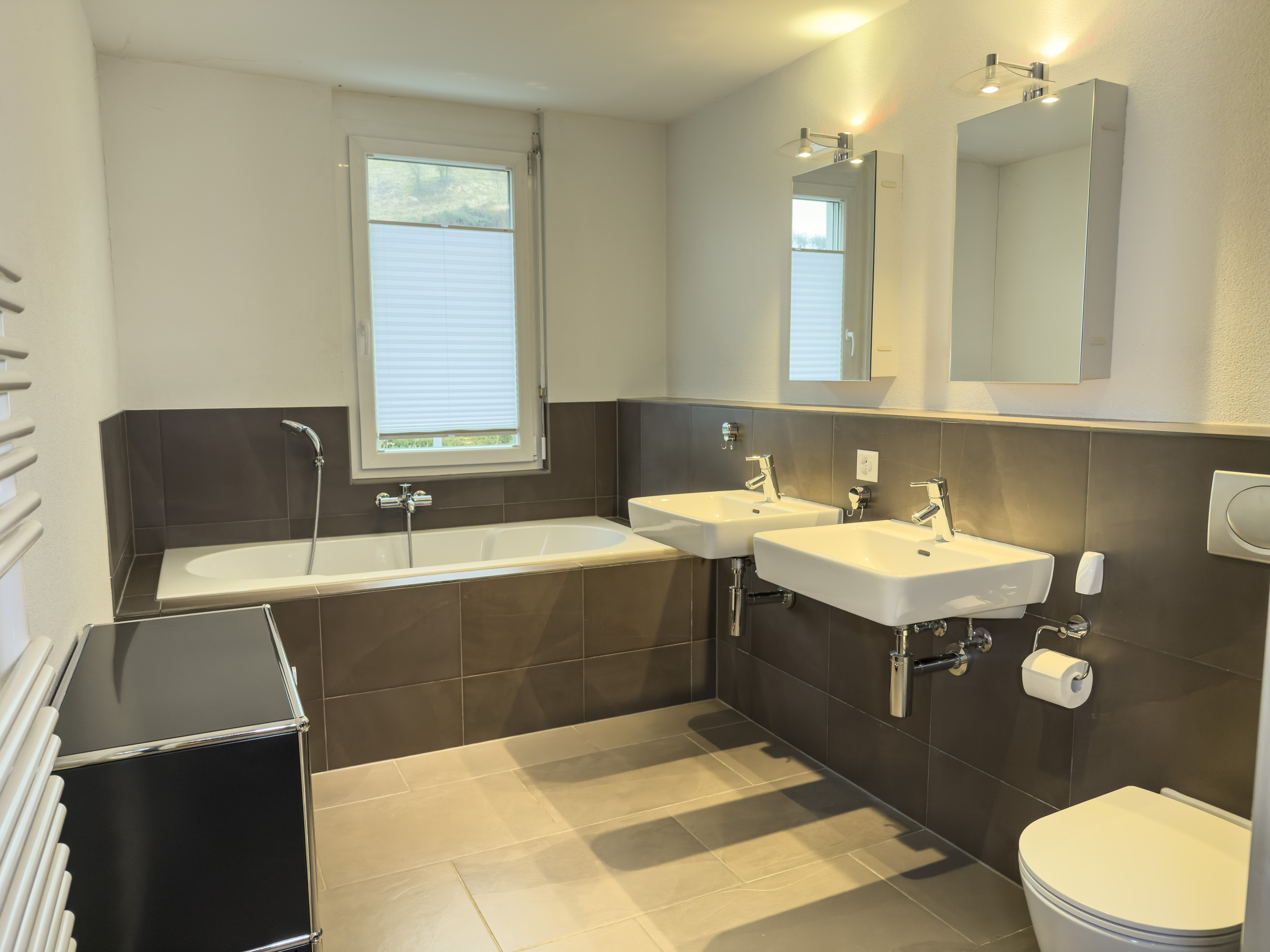 Modernes Badezimmer mit Wanne und Doppelwaschbecken