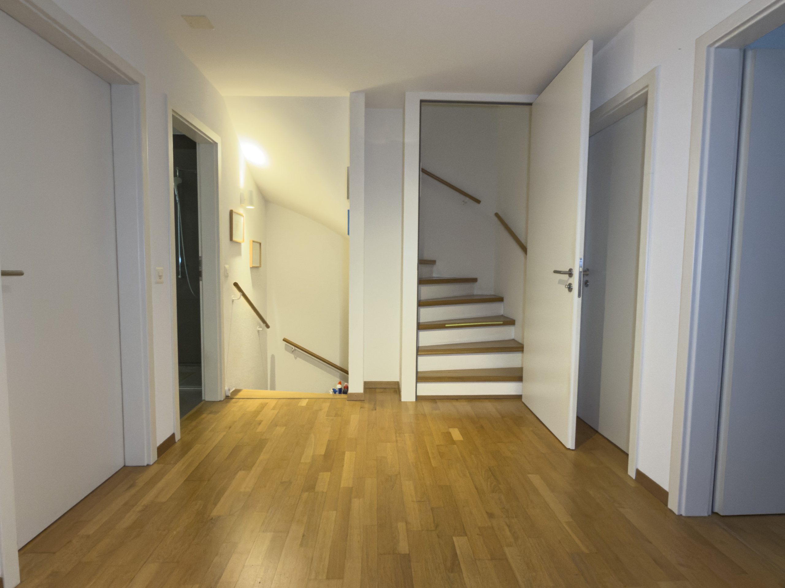 Heller Flur mit Treppe