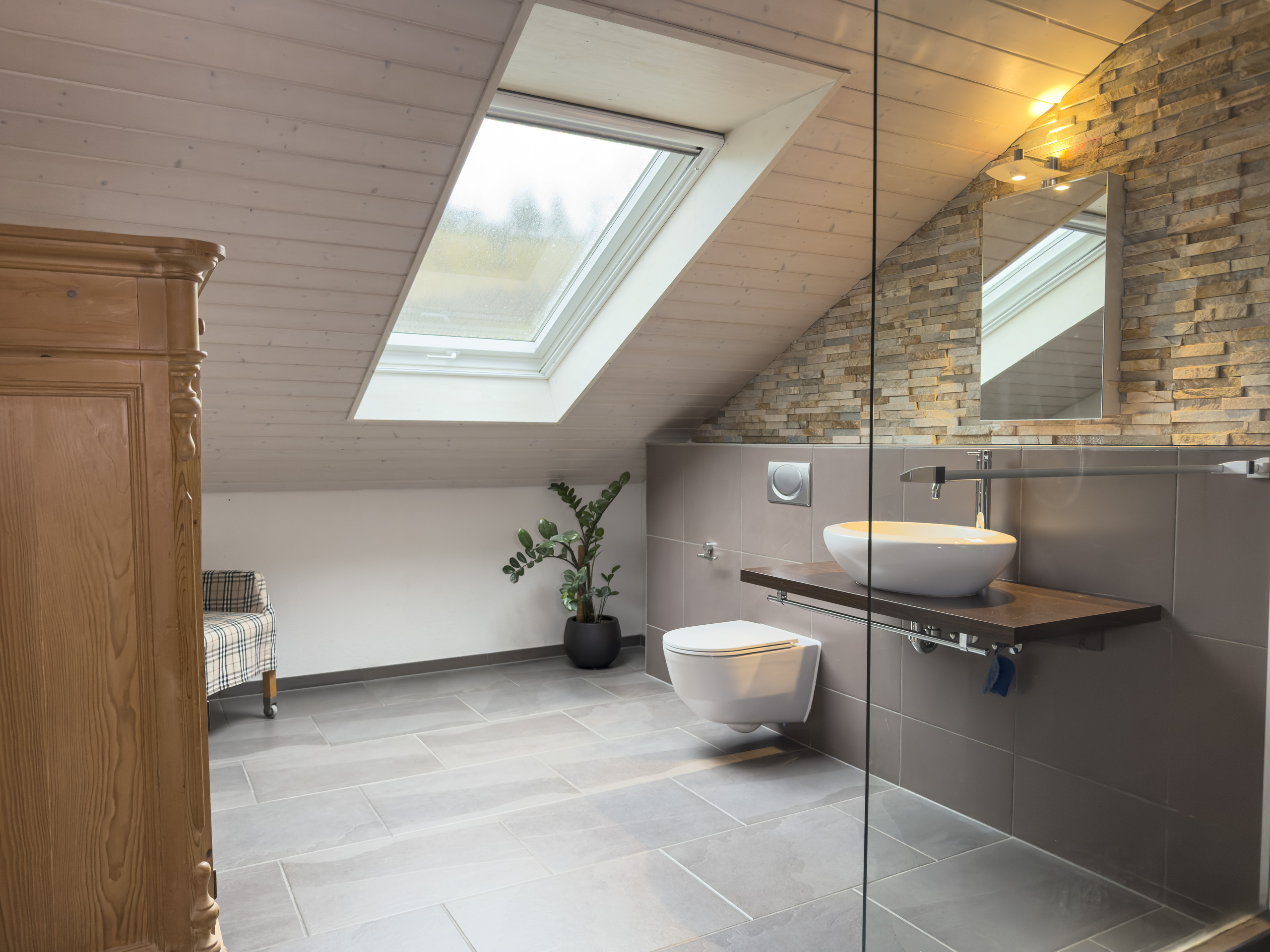 Modernes Dachgeschoss-Badezimmer mit Velux-Fenster
