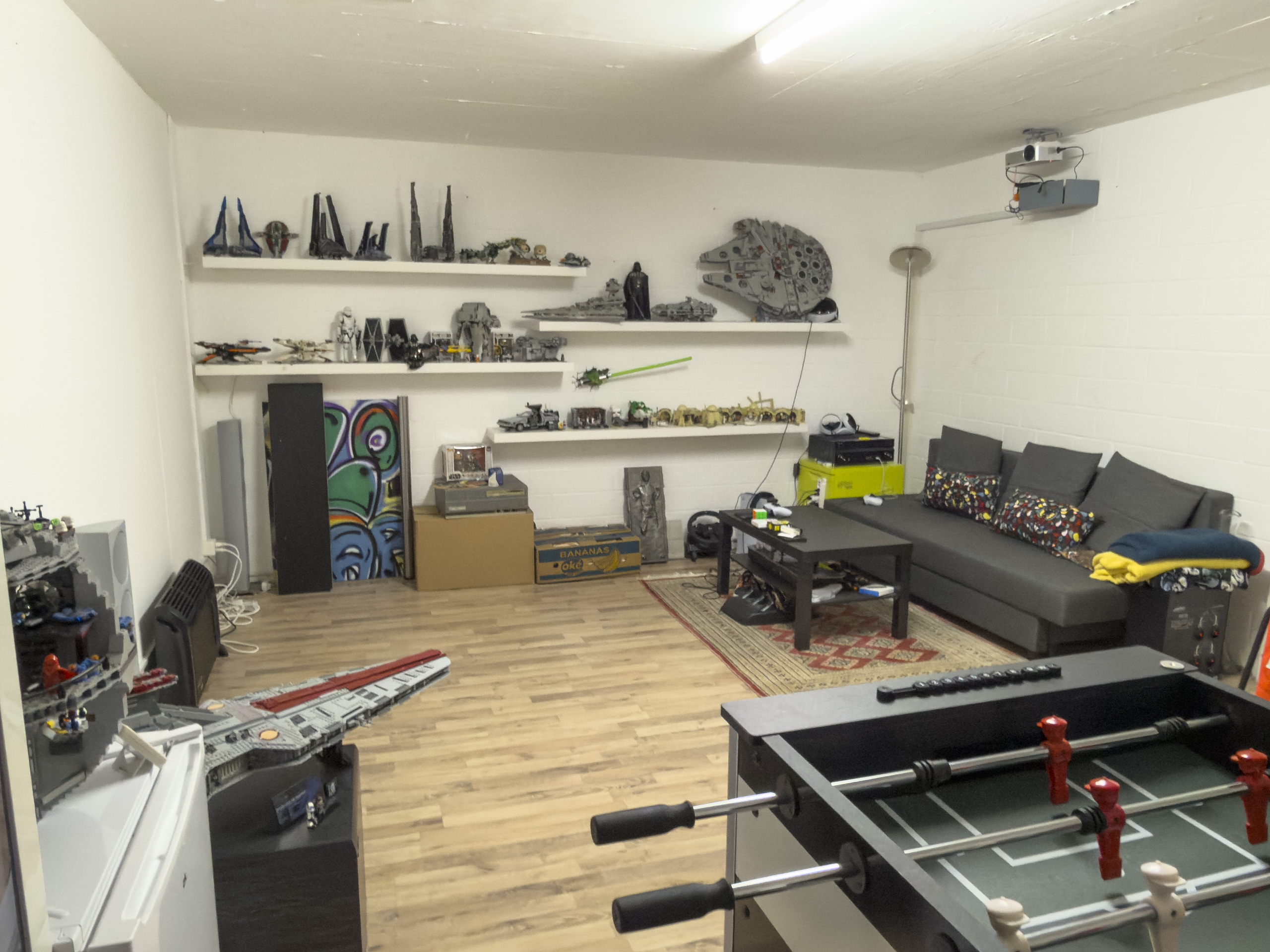 Freizeitraum mit LEGO- und Gaming-Möbeln