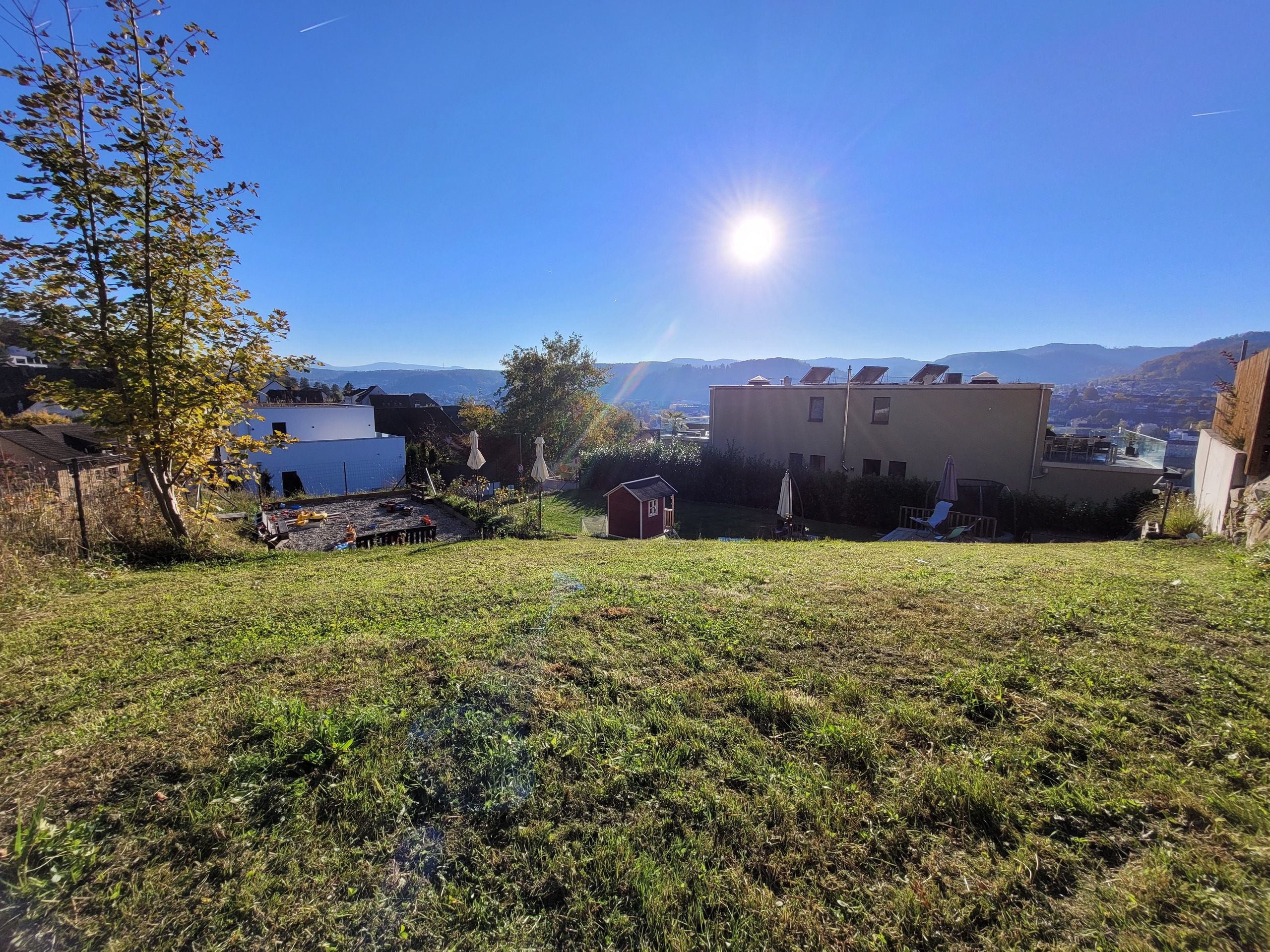 Großer sonniger Garten mit Talblick