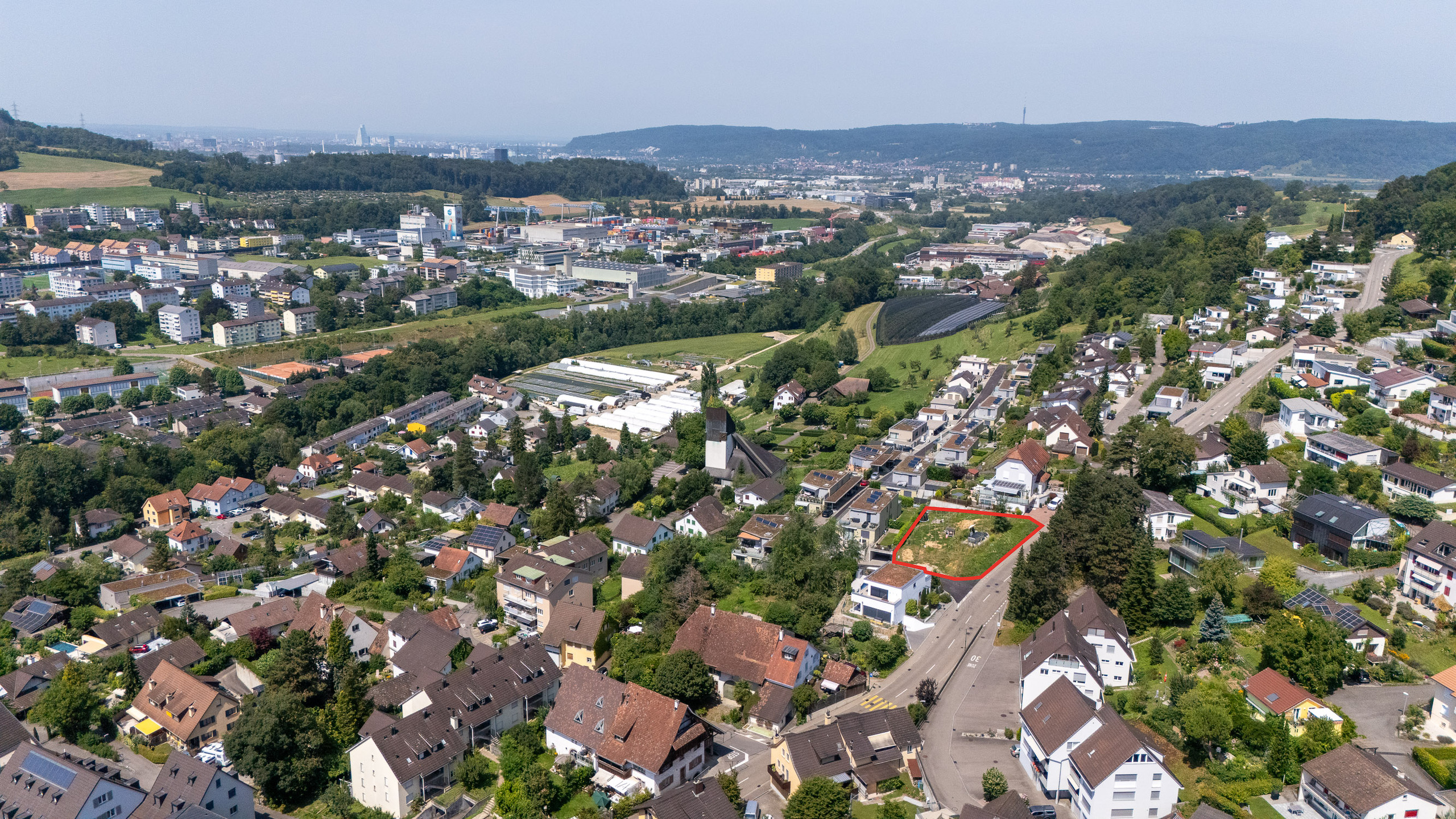 Luftaufnahme eines Wohngebiets mit markiertem Grundstück