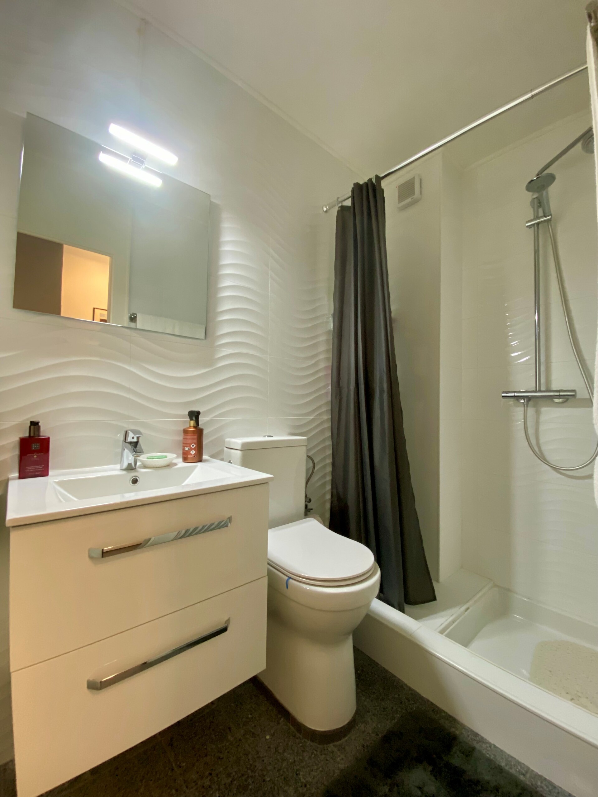 Modernes Badezimmer mit Dusche und WC