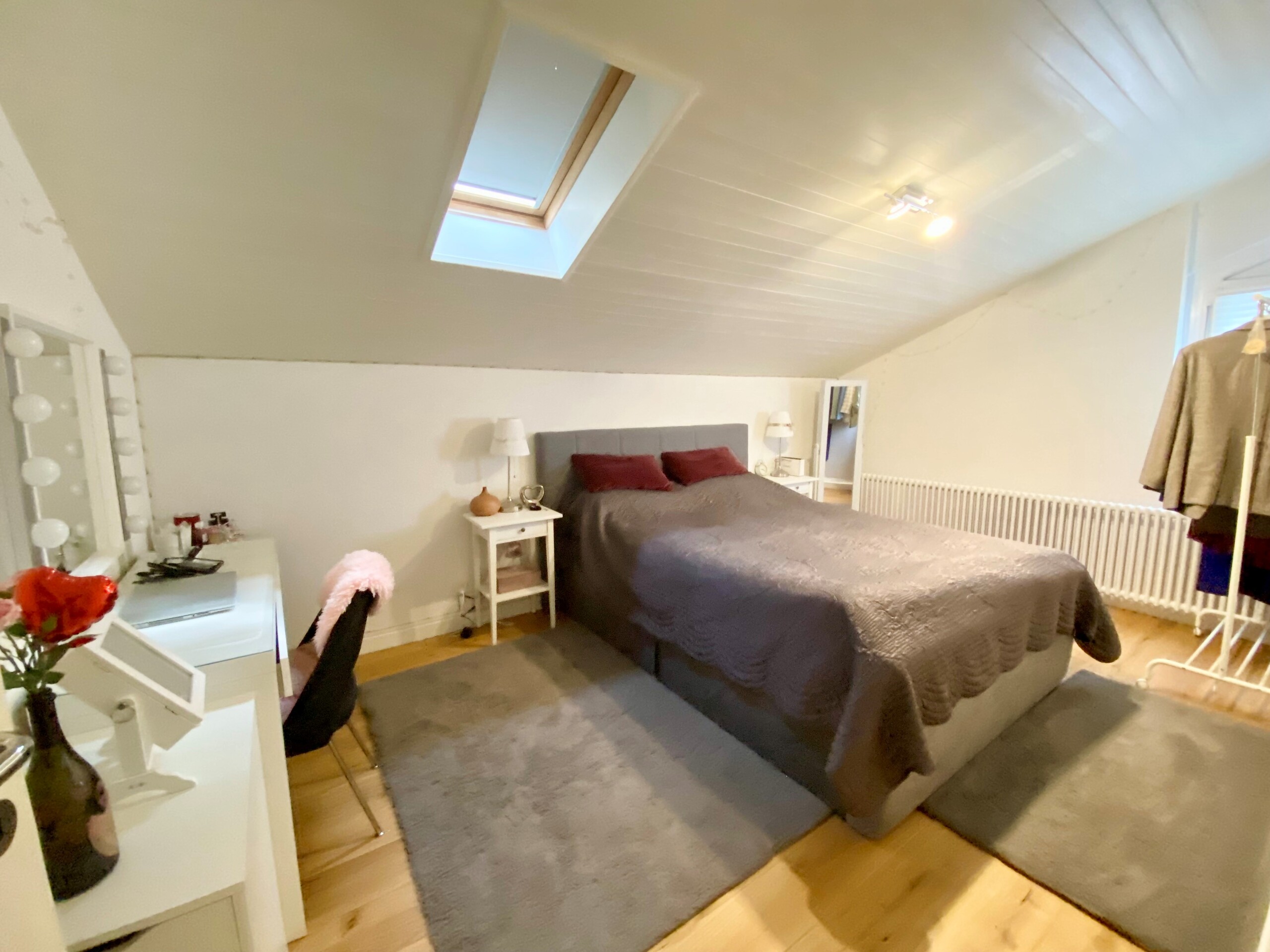 Dachgeschoss-Schlafzimmer mit Dachfenster