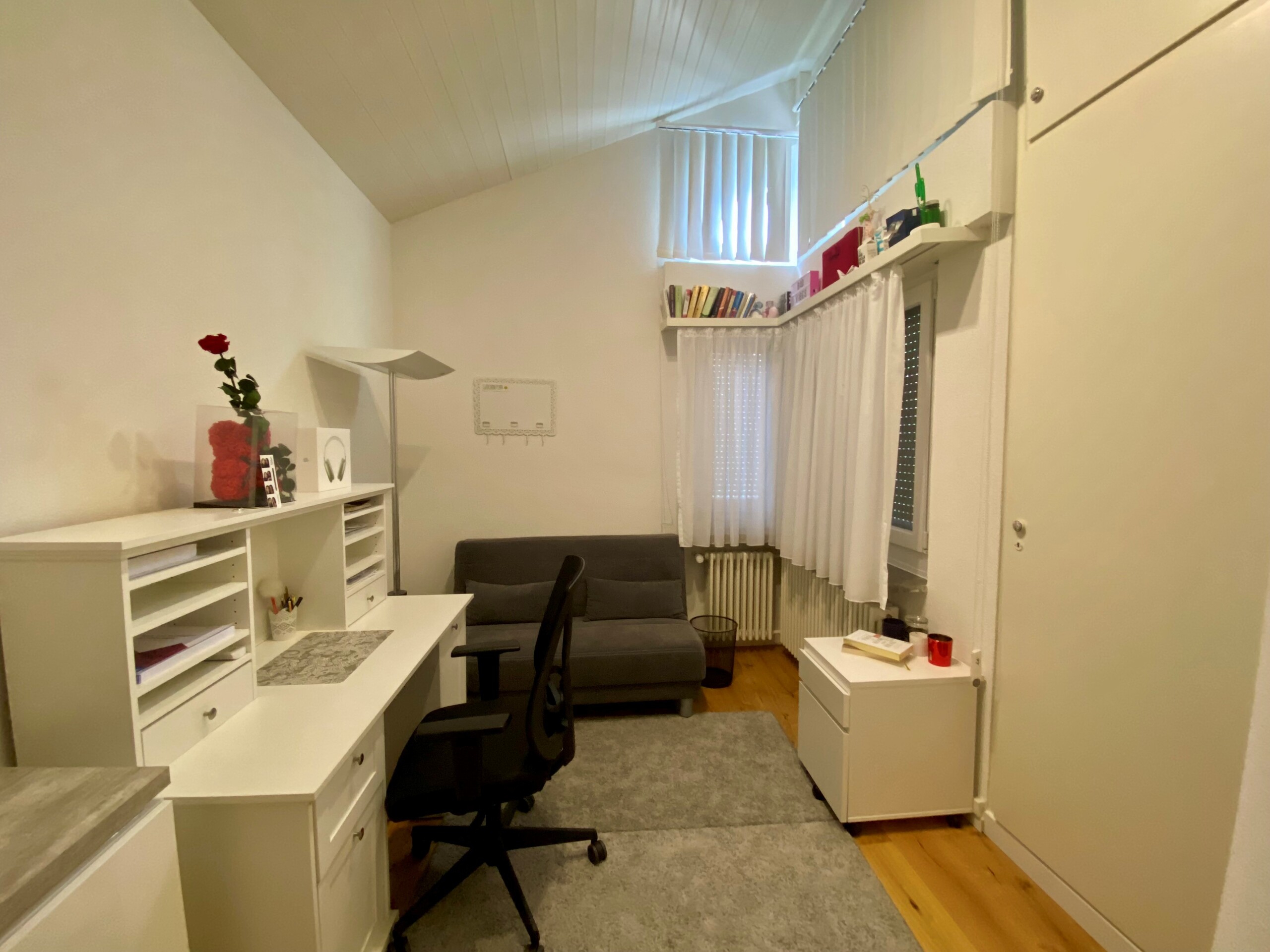 Arbeitszimmer mit Dachschräge