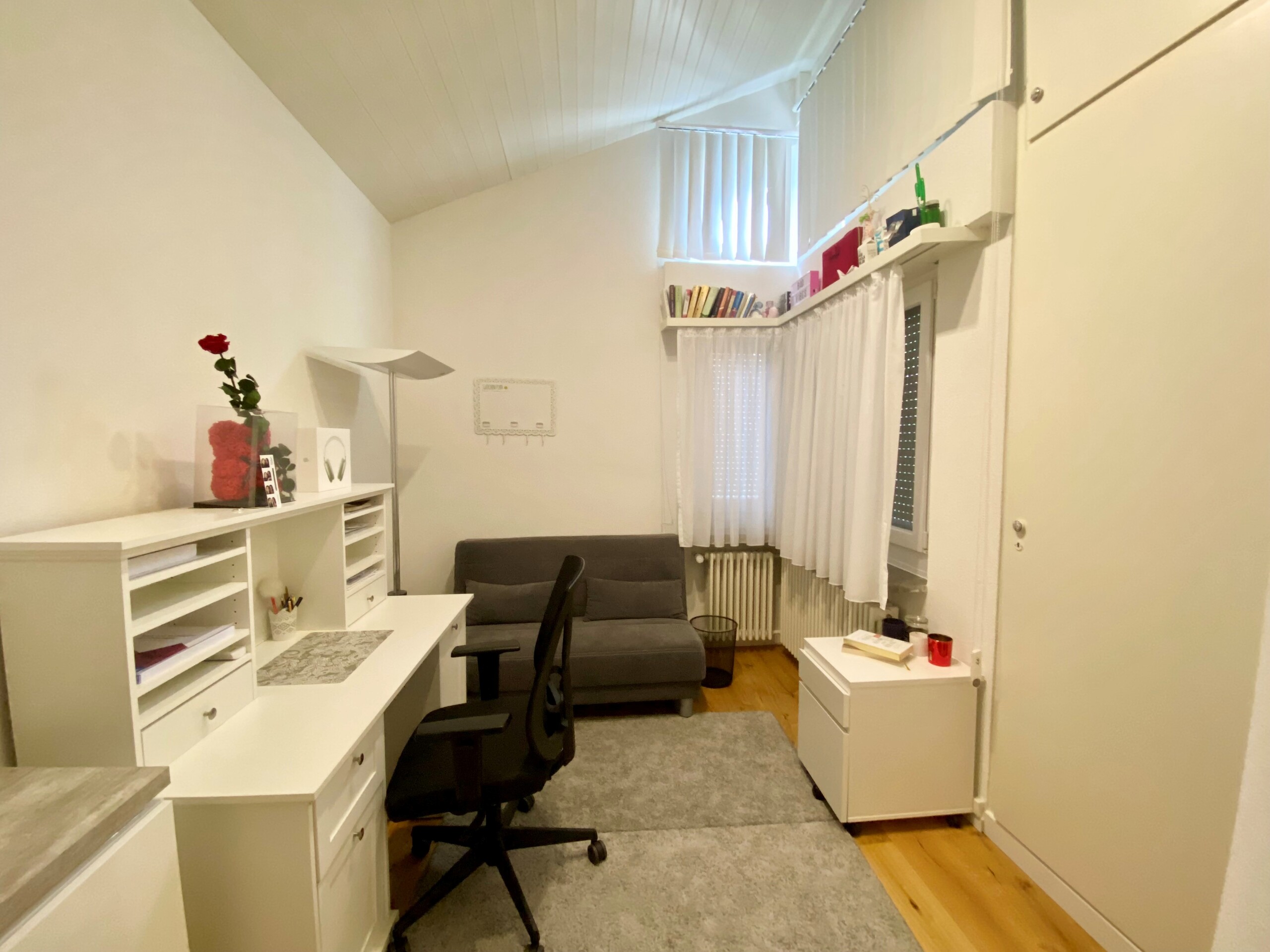 Helles Dachgeschoss-Arbeitszimmer