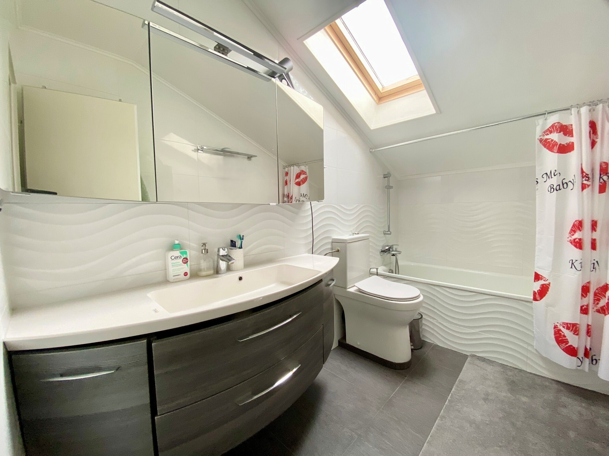 Modernes Badezimmer mit Dachfenster