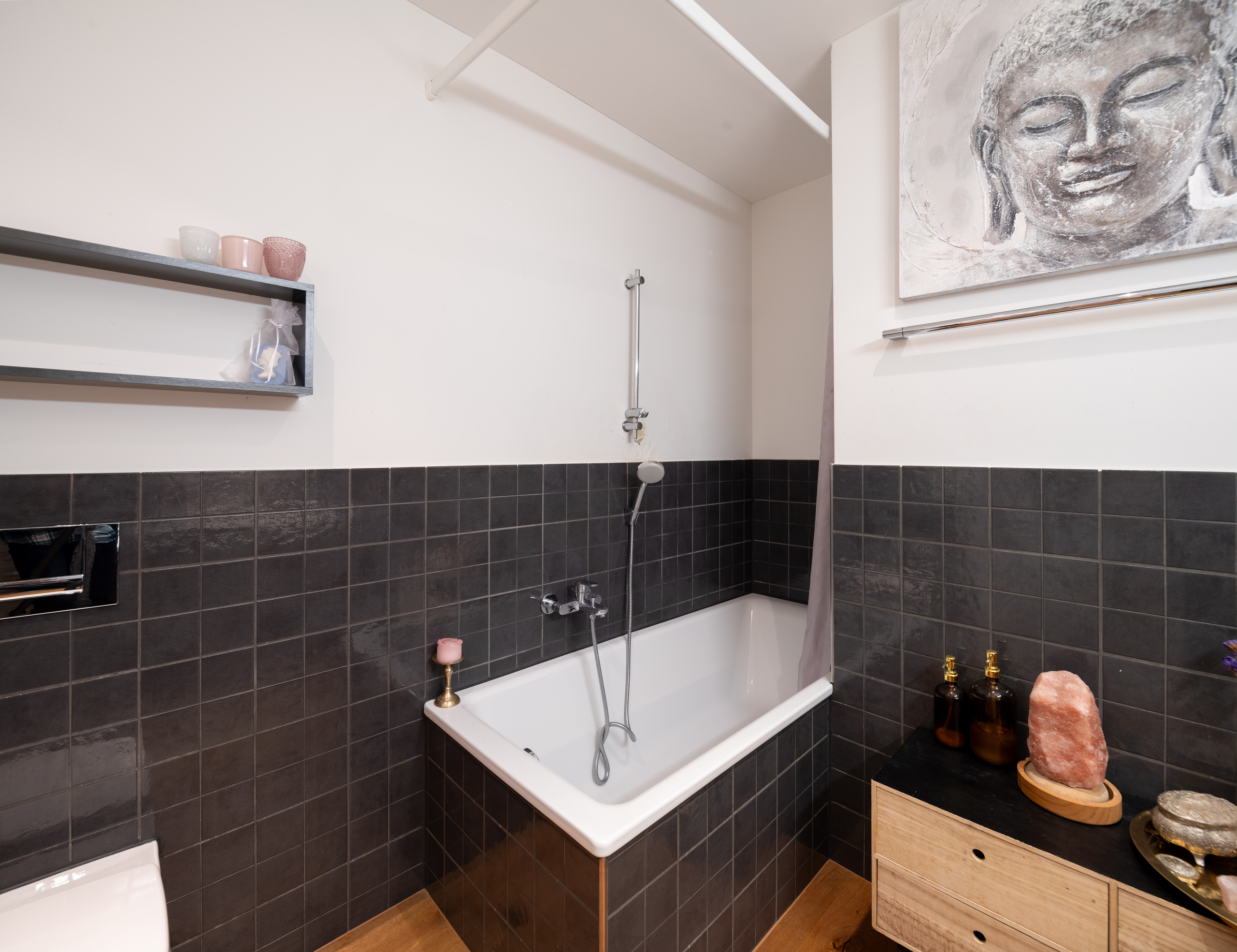 Modernes Badezimmer mit dunkler Akzentverkleidung