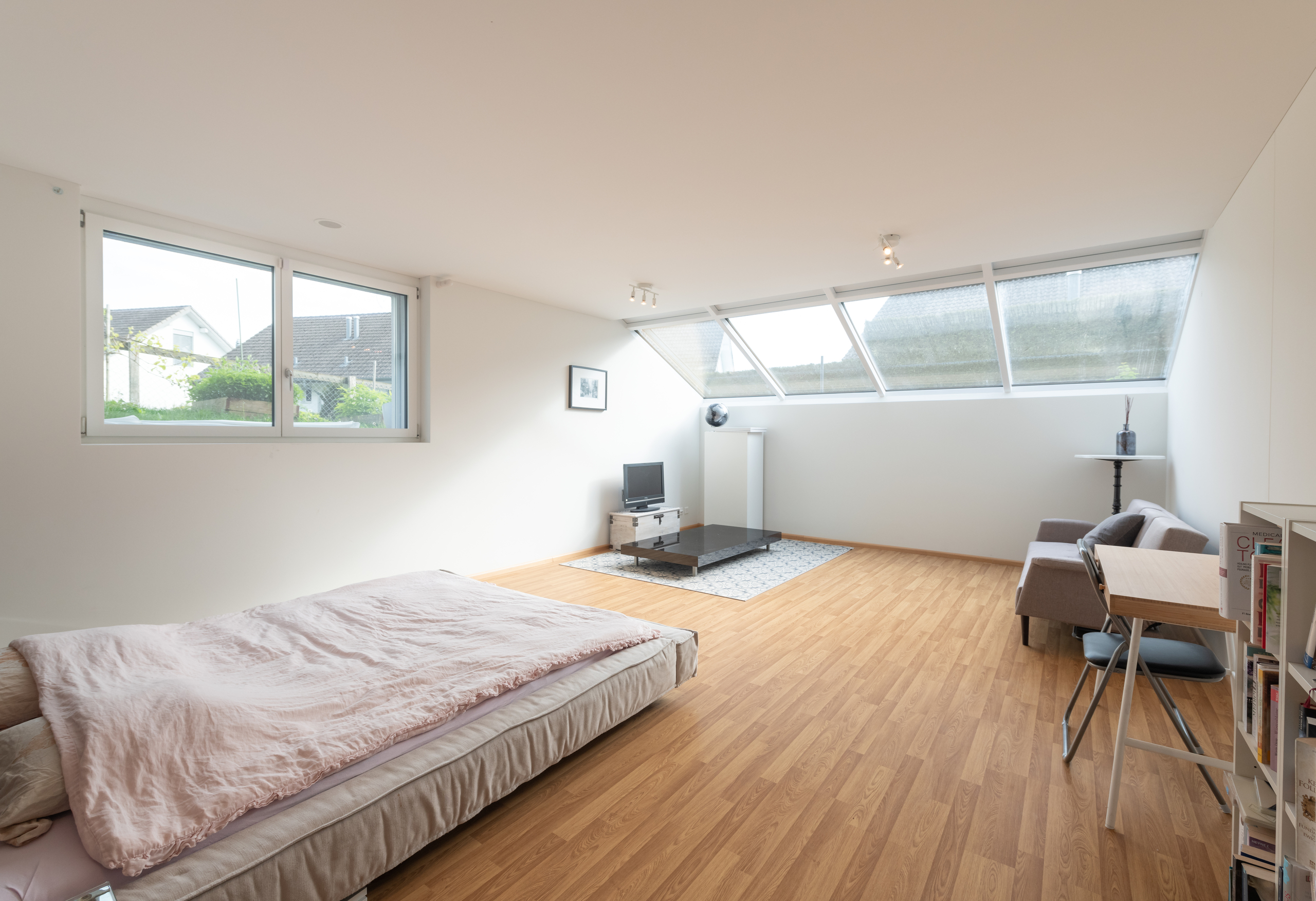 Helles, minimalistisches Schlafzimmer mit Dachfenstern
