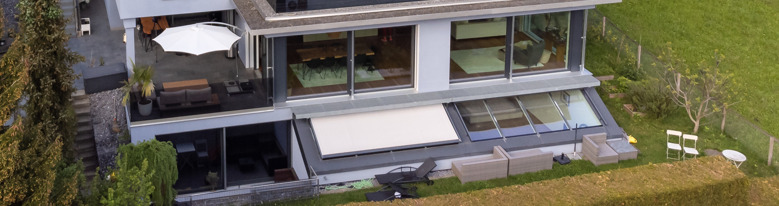 Moderne Wohnfassade mit Dachterrasse