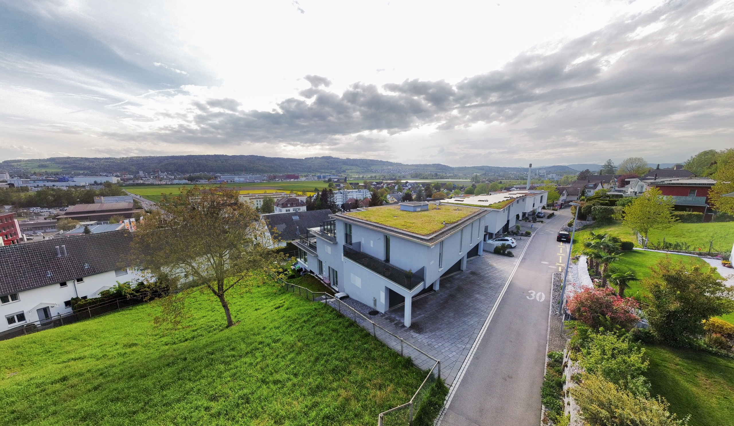 Moderne Wohnanlage in Hanglage mit Gründächern