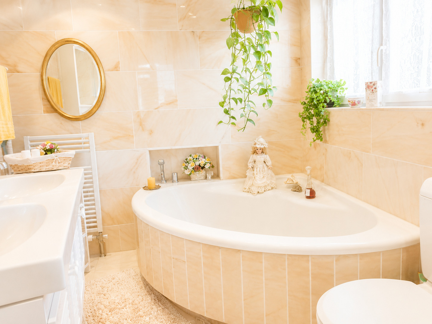 Helles Badezimmer mit Badewanne und Pflanzendekor