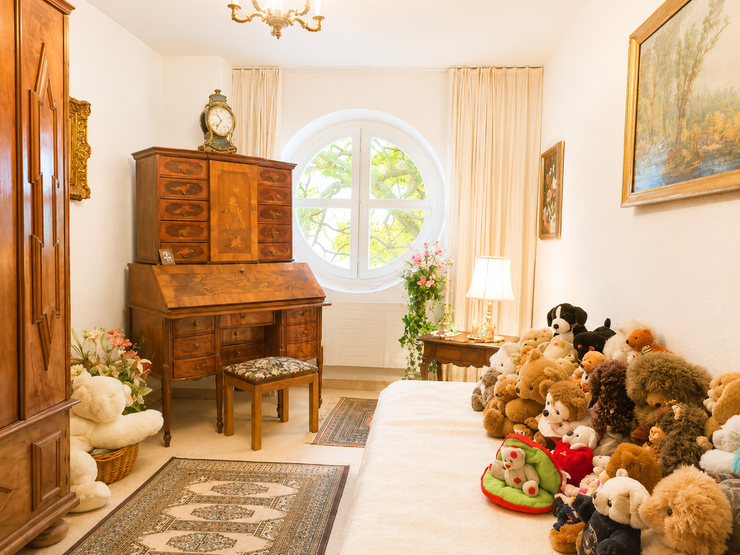 Helles Schlafzimmer mit runden Fenster und antiken Holzmöbeln