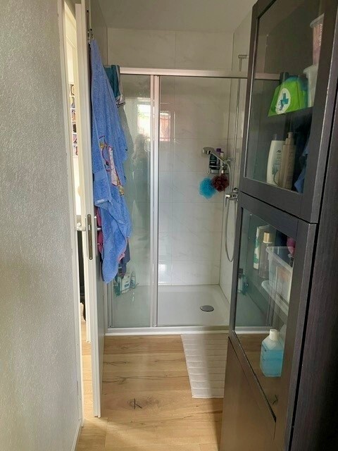 Modernes Badezimmer mit Glasdusche