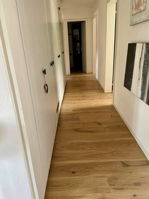Langer Flur mit Einbauschränken