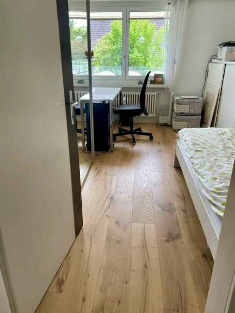 Schlafzimmer mit Schreibtisch am Fenster