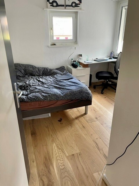 Kleines Schlafzimmer mit Arbeitsbereich