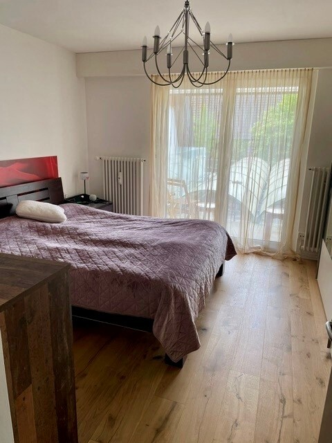 Helles Schlafzimmer mit Balkonzugang
