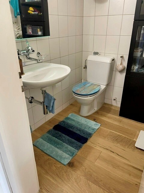 Kleines Badezimmer mit WC und Waschbecken