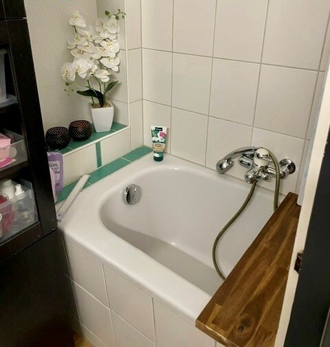 Kleines Badezimmer mit Badewanne