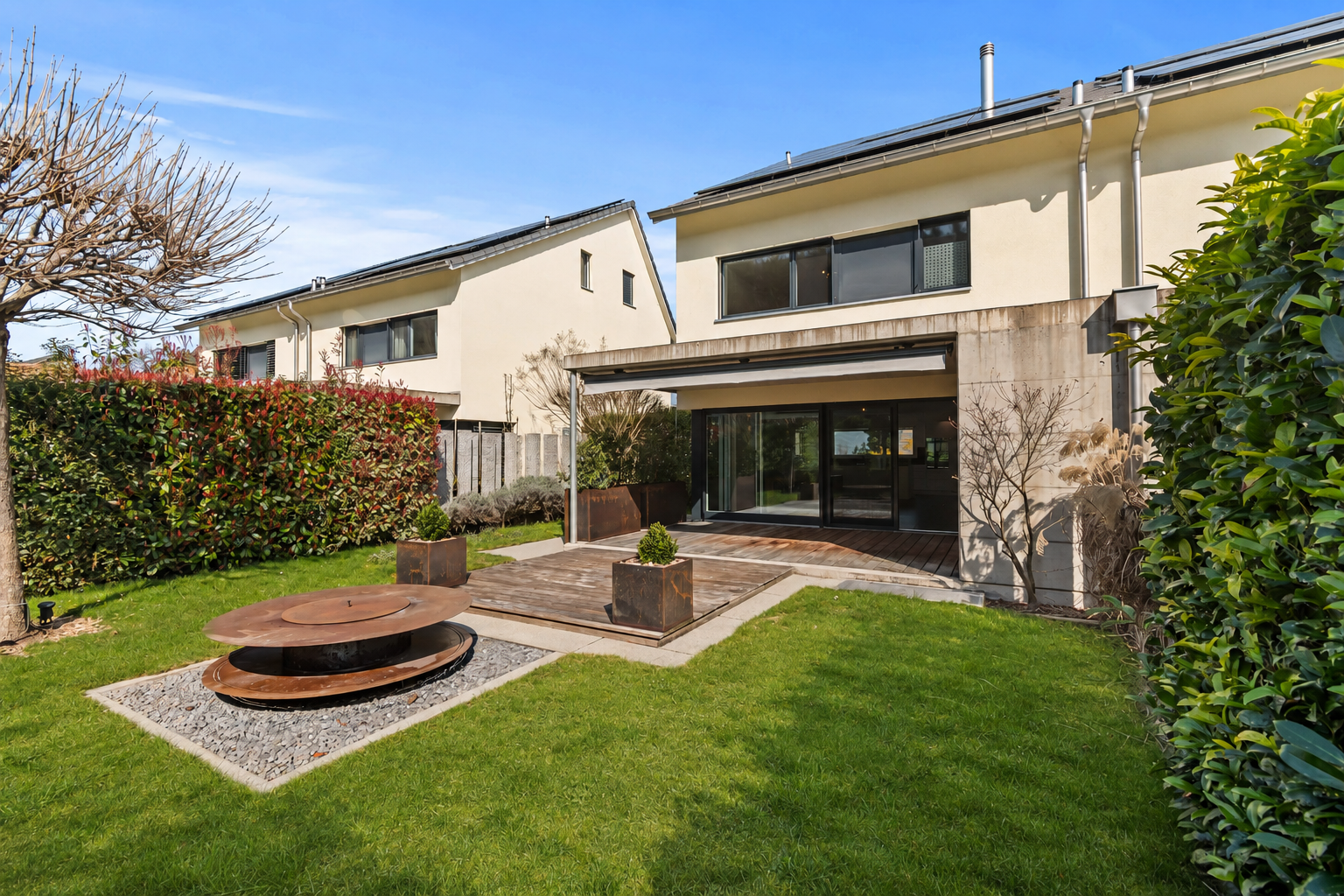 Moderner Garten mit Terrasse und Feuerstelle