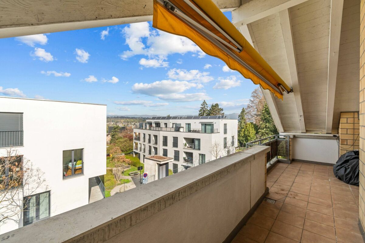 Balkon mit Blick auf Wohnanlage