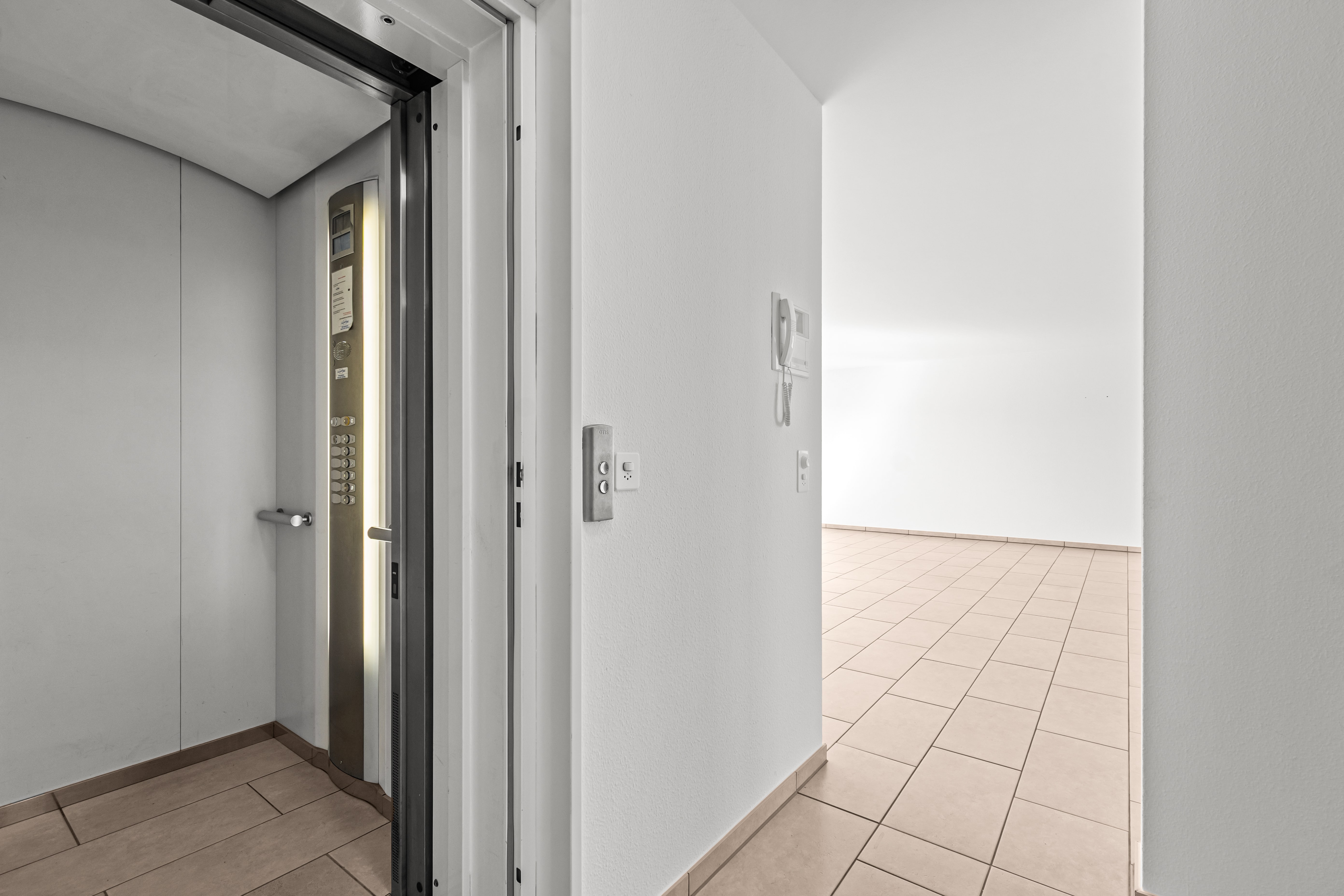 Aufzugsvorraum mit Flur