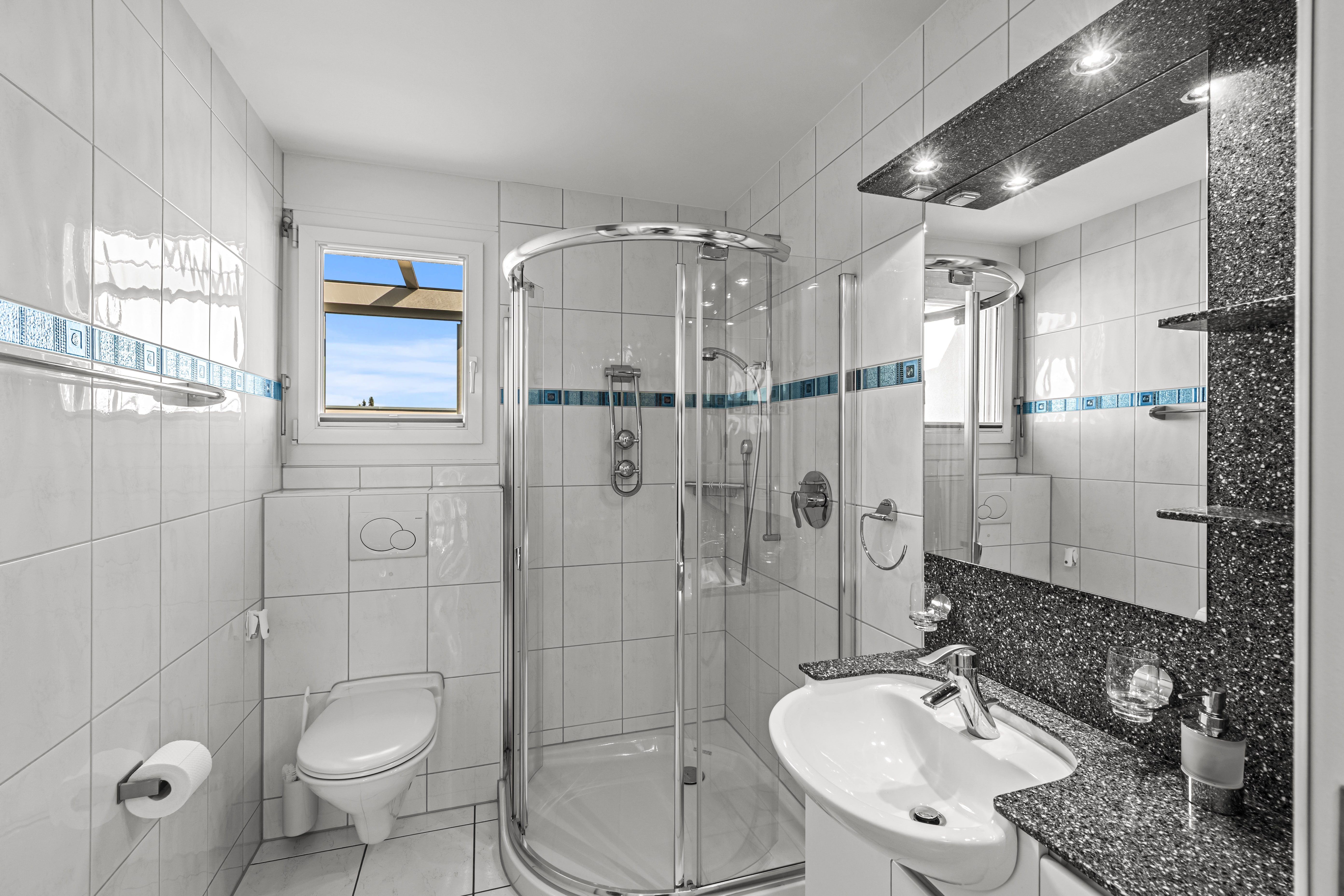 Modernes kleines Bad mit Dusche und WC