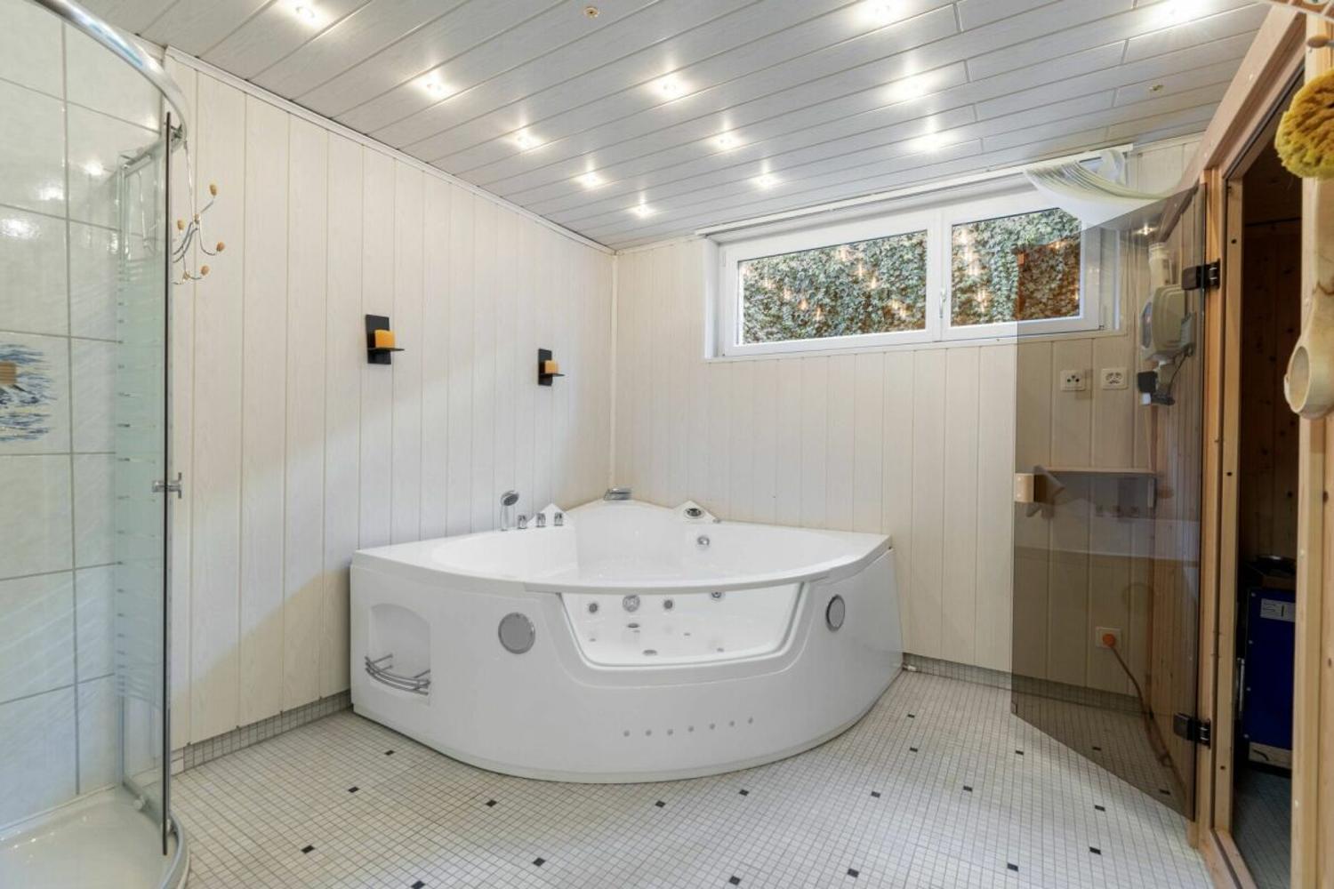 Badezimmer mit Whirlpool und Dusche