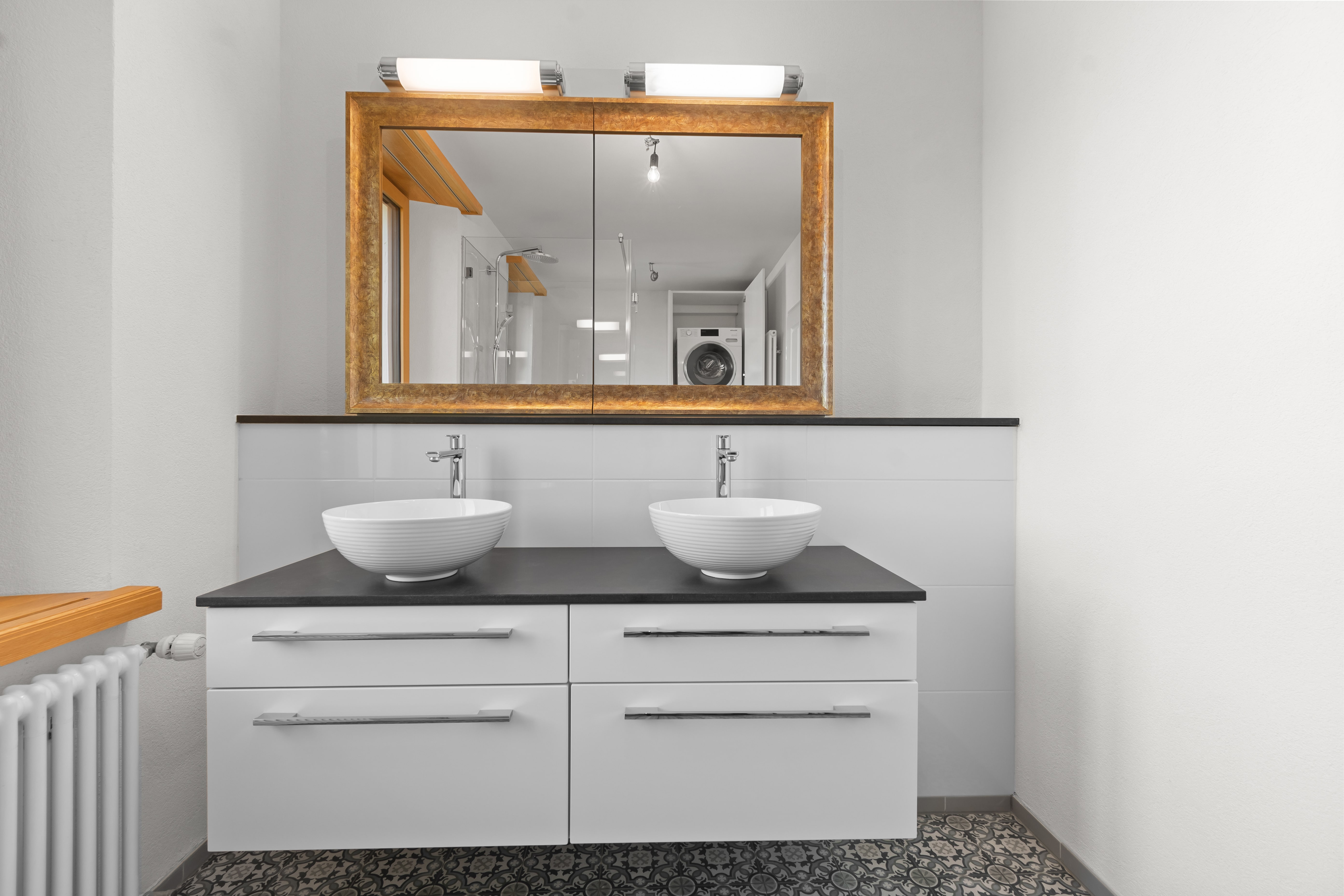 Modernes Doppelwaschbecken-Bad